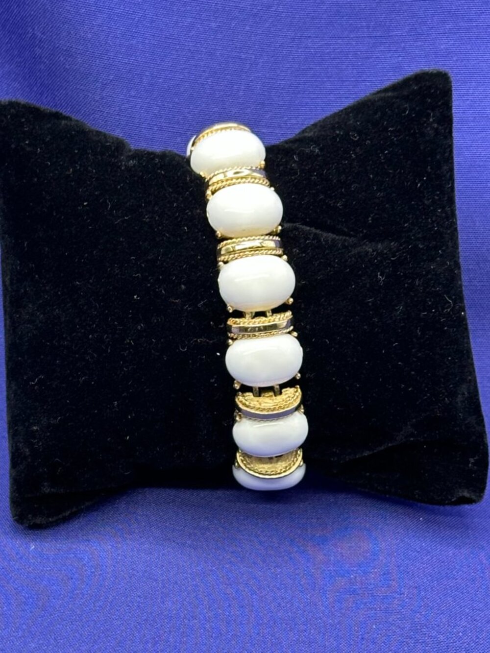 VTG Crown Trifari Mid-Century Bracelet Oval White Cabochons - Picture 4 of 15